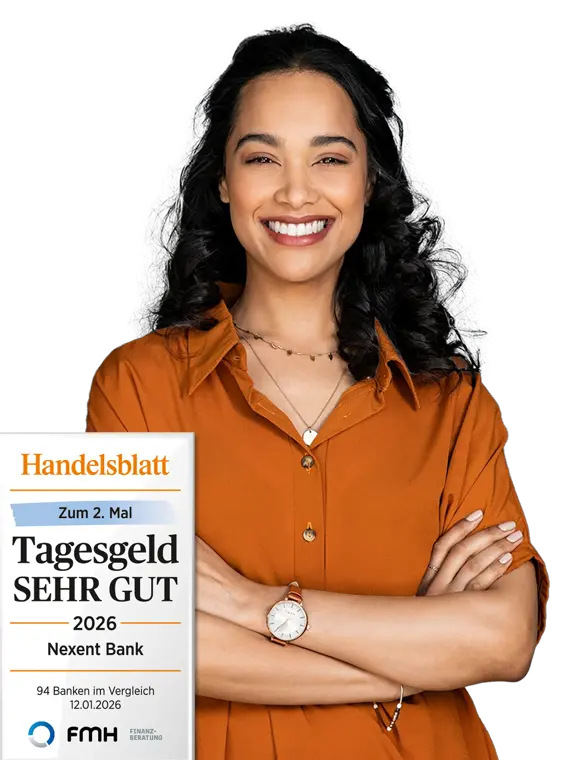 Lächelnde Frau mit braunem Hemdblusenkleid